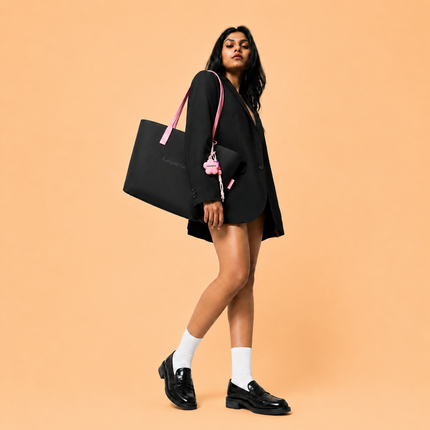Nomad_Black_Model_shoulder